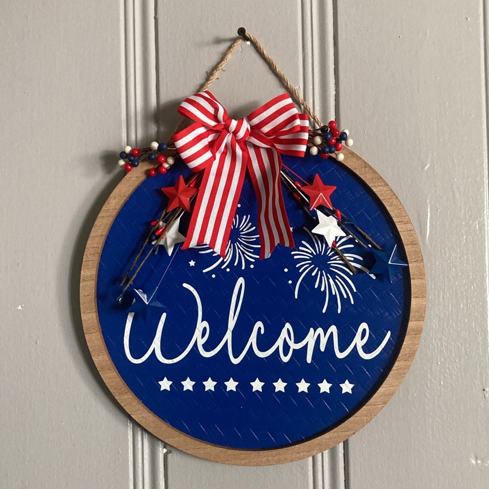 NWT- Round Wooden- Blue Wicker- WELCOME Patriotic Decoration Sign 🇺🇸🎇⭐️